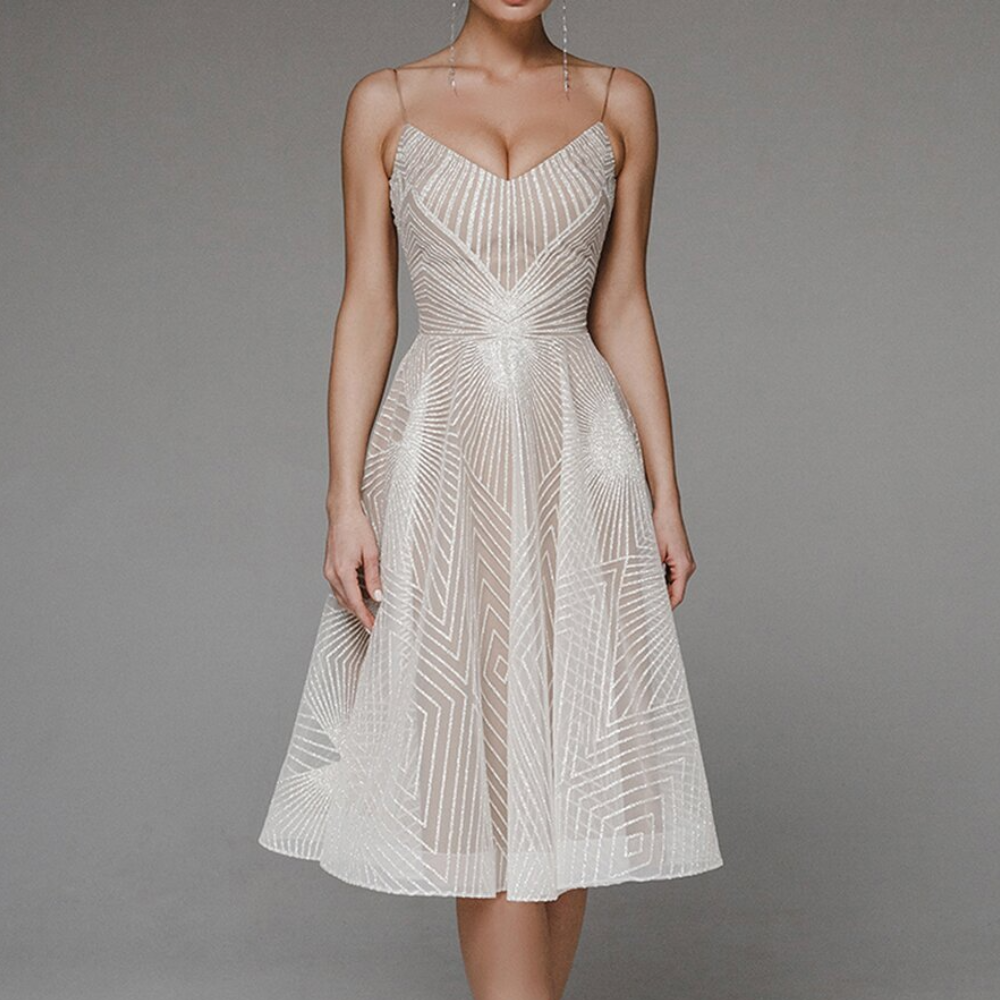 Alondra | Fashionable Dress with Elegant Open Back